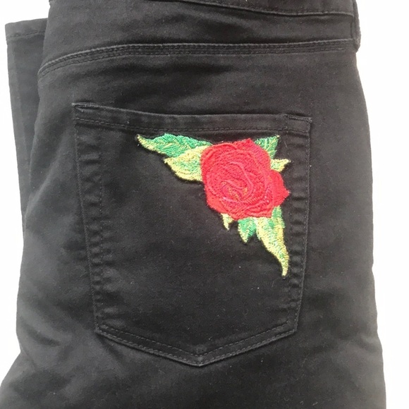 Bullhead embroidered black skinny jeans with red roses, Size 27 - Picture 2 of 4